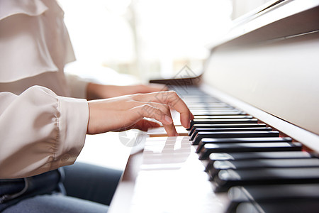 音乐培训弹钢琴的手部特写背景