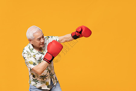 戴着拳击手套的老人图片