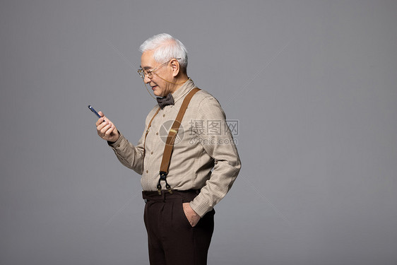 使用手机的老人图片