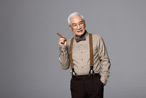 拿着雪茄的老人图片