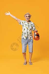 拿着手提箱热情打招呼的老人图片