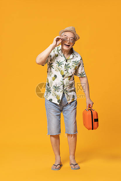穿着短袖开心旅游的老人图片