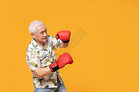 练拳击的老人图片