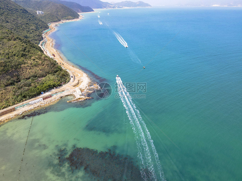 航拍海边游艇波浪图片