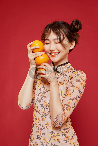 中国风国潮旗袍美女拿橙子