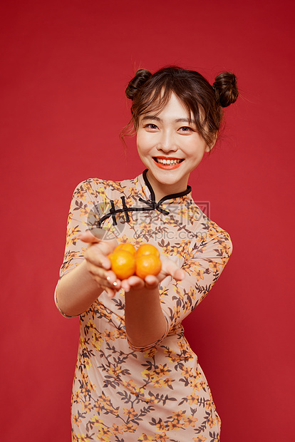 中国风国潮旗袍美女拿橙子