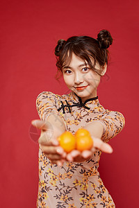 中国风国潮旗袍美女拿橙子高清图片
