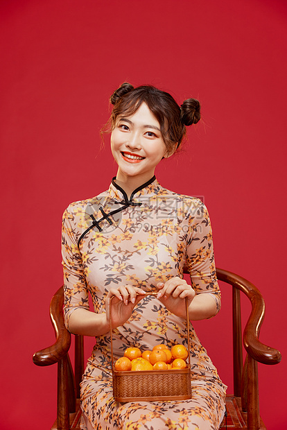 中国风国潮旗袍美女拿橙子