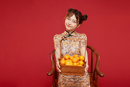 中国风国潮旗袍美女拿橙子图片