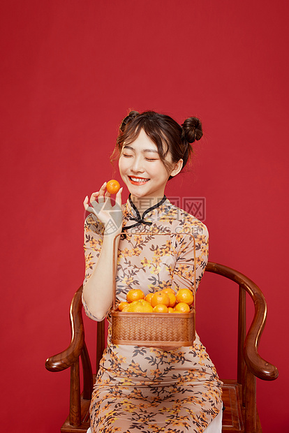 中国风国潮旗袍美女拿橙子
