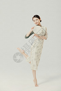 中国风工笔画旗袍美女拿扇子跳舞图片