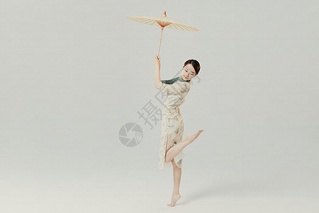 中国风工笔画复古美女撑伞跳舞图片