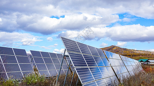 太阳能电池片蓝天白云下的太阳能电池板背景