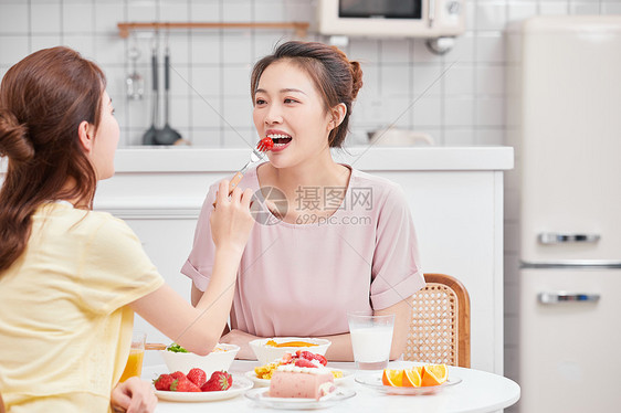 年轻闺蜜居家吃早餐图片
