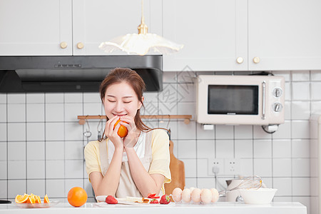 厨房做早餐的居家女性图片