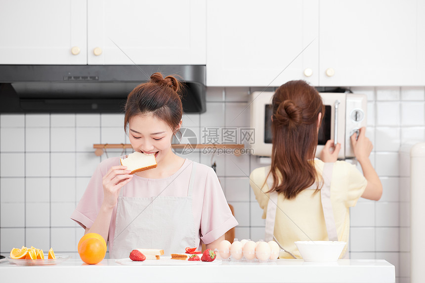 厨房做早餐的闺蜜图片