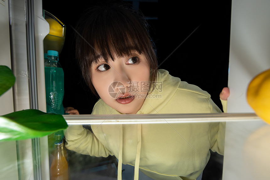 半夜打开冰箱偷吃的女性图片