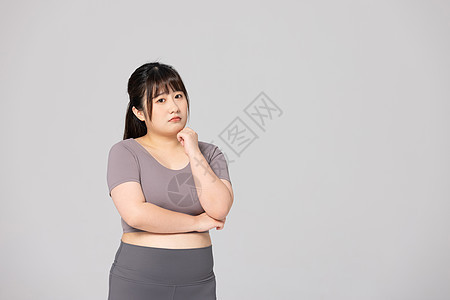 肥胖女性托着下巴图片