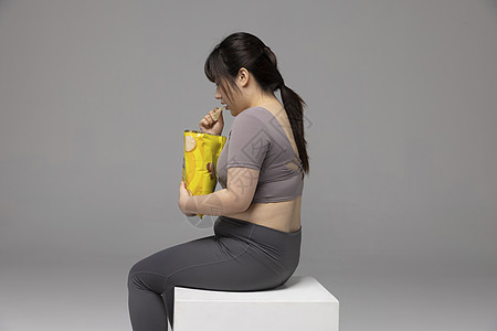 肥胖女性吃薯片图片