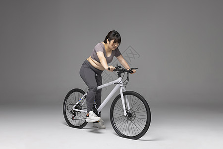 骑自行车减肥的女性图片