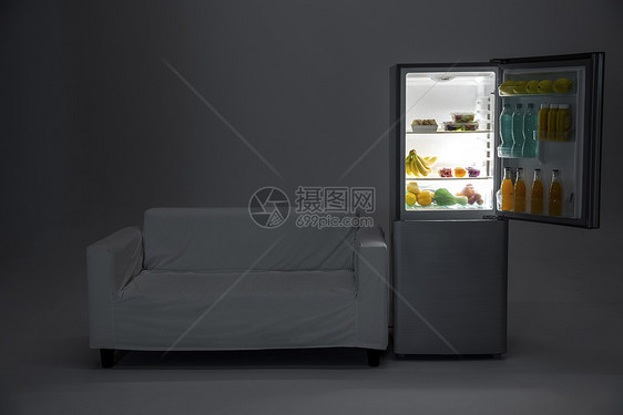 深夜打开的的冰箱门图片