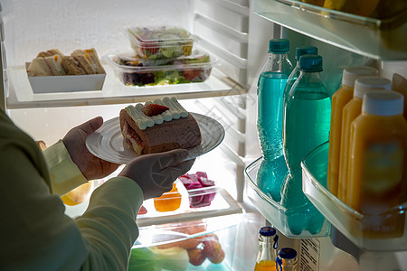 从冰箱拿出食物特写图片