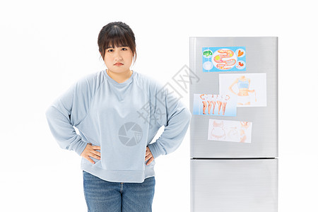 站在冰箱旁边的肥胖女性图片