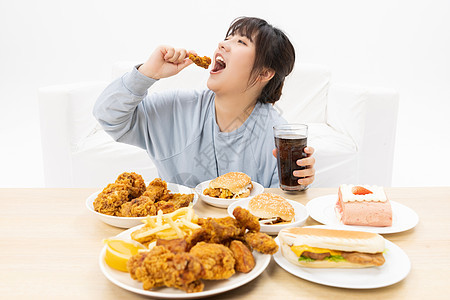 肥胖女性大口吃炸鸡翅图片