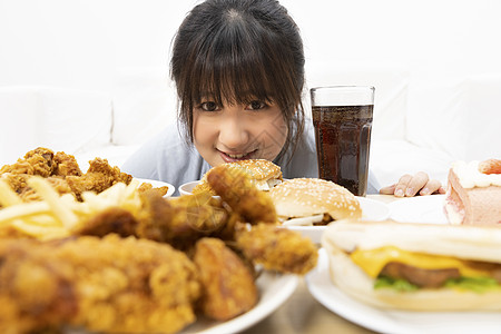 薯条鸡翅肥胖女性和美食背景