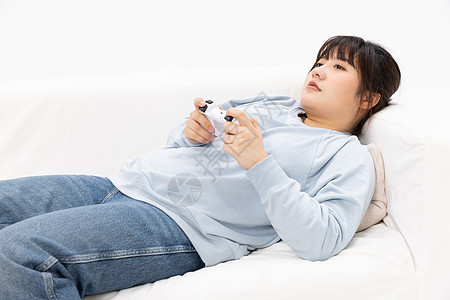 慵懒躺在沙发上的肥胖女性图片