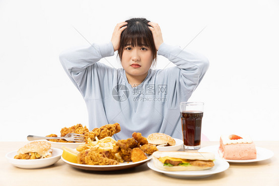 吃炸鸡可乐的肥胖女性图片