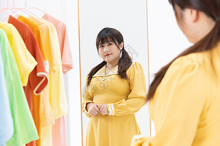 肥胖女性对着镜子展示自己身材图片