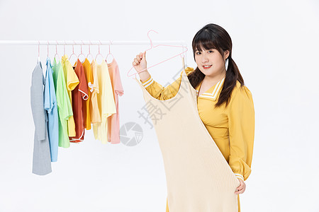 购物中挑选服装的肥胖女性图片