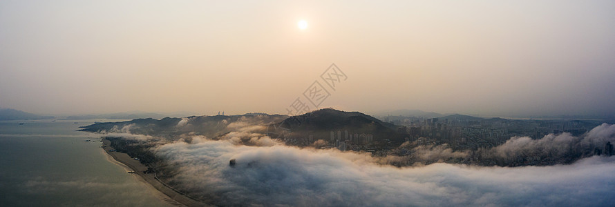 夕阳下的城市平流雾图片