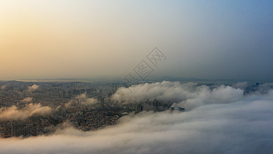夕阳下的城市平流雾图片