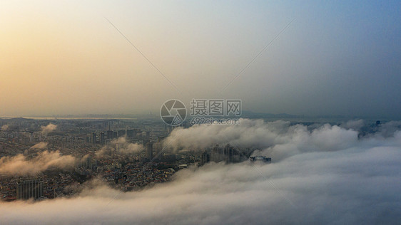 夕阳下的城市平流雾图片