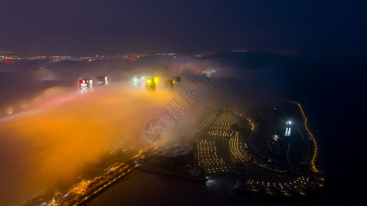 平流雾下的城市夜色背景图片