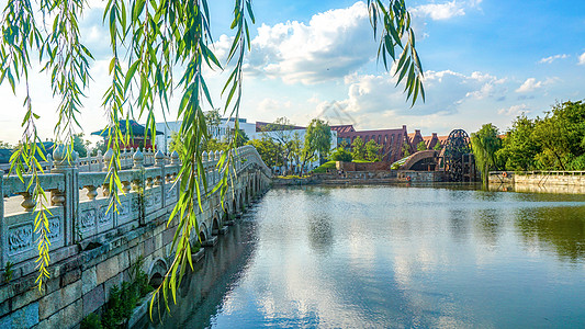 水暖管件湖面垂柳背景