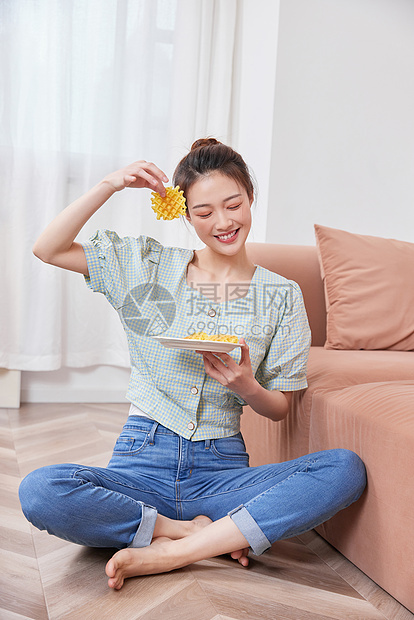 周末居家女孩手捧甜点美食图片