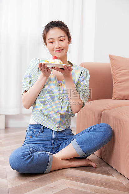 周末居家女孩手捧甜点美食图片