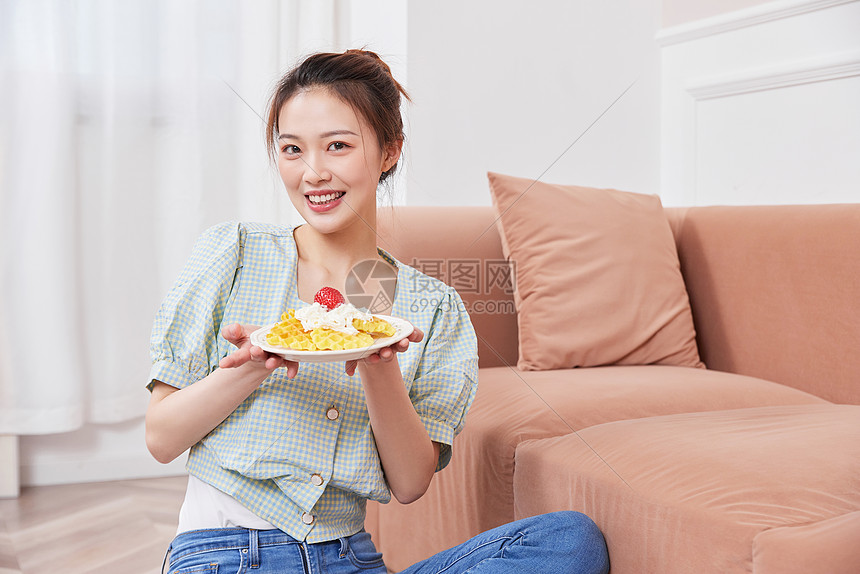 周末居家女孩手捧甜点美食图片