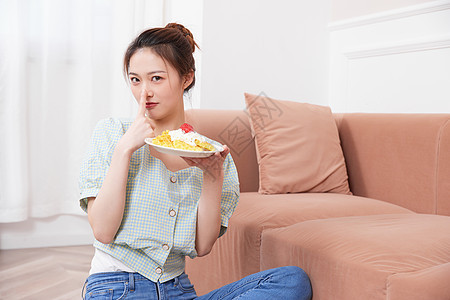 周末居家女孩手捧甜点美食图片