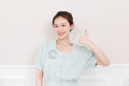 夏季青春居家女性甜美形象点赞背景