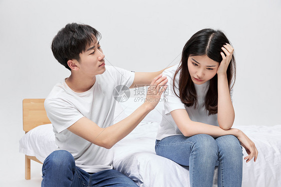 因欠债苦恼的年轻夫妻图片