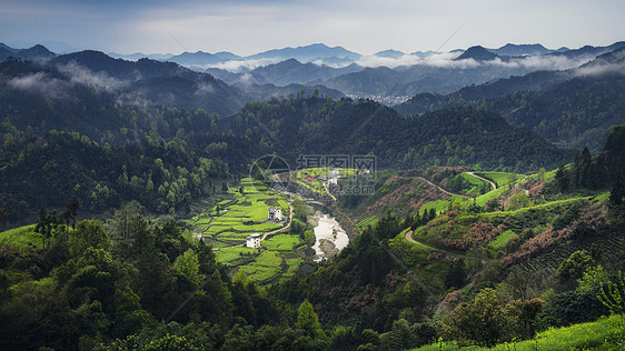 皖南山区歙县石潭村云雾图片