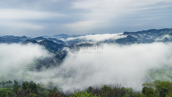 皖南山区歙县石潭村云雾图片