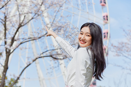 大学生夏令营美女大学生逛游乐园背景