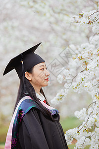 女大学生公园花季毕业照图片