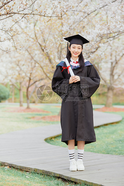 女大学生公园花季毕业照图片