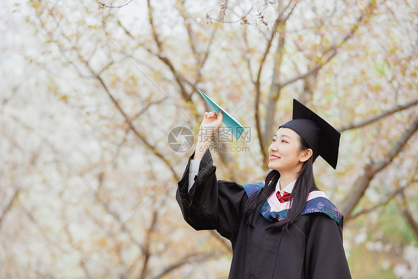 女大学生公园毕业照扔纸飞机图片